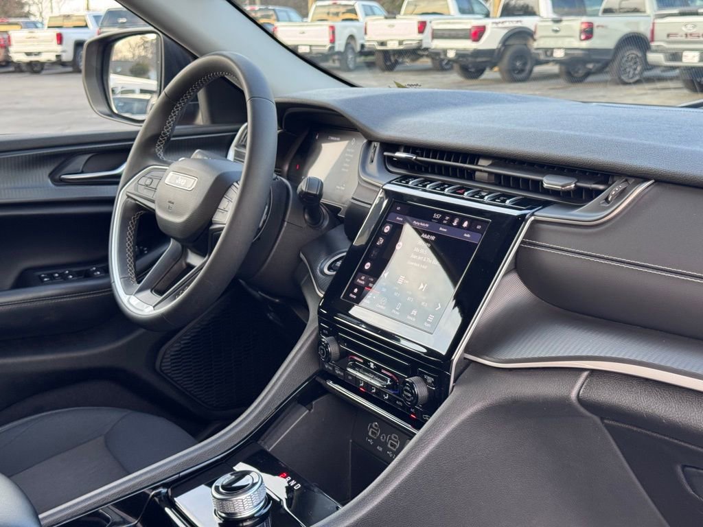 Used 2023 Jeep Grand Cherokee Laredo image 5