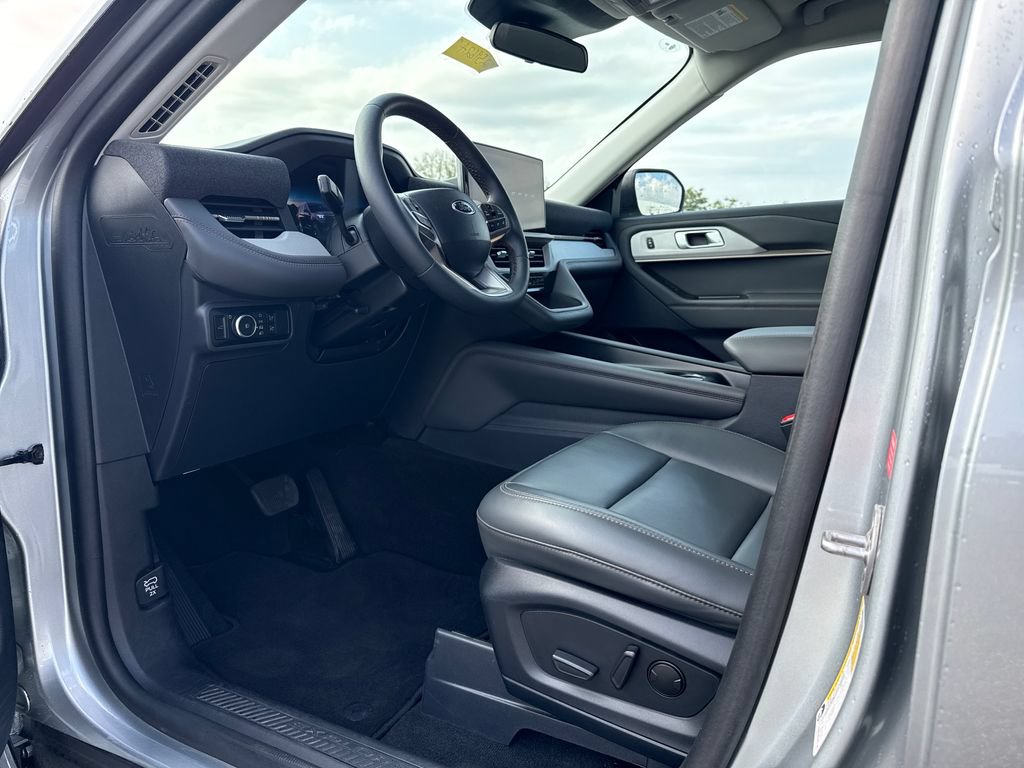 Used 2025 Ford Explorer Active w/ Active Comfort Package AWD/4WD image 11