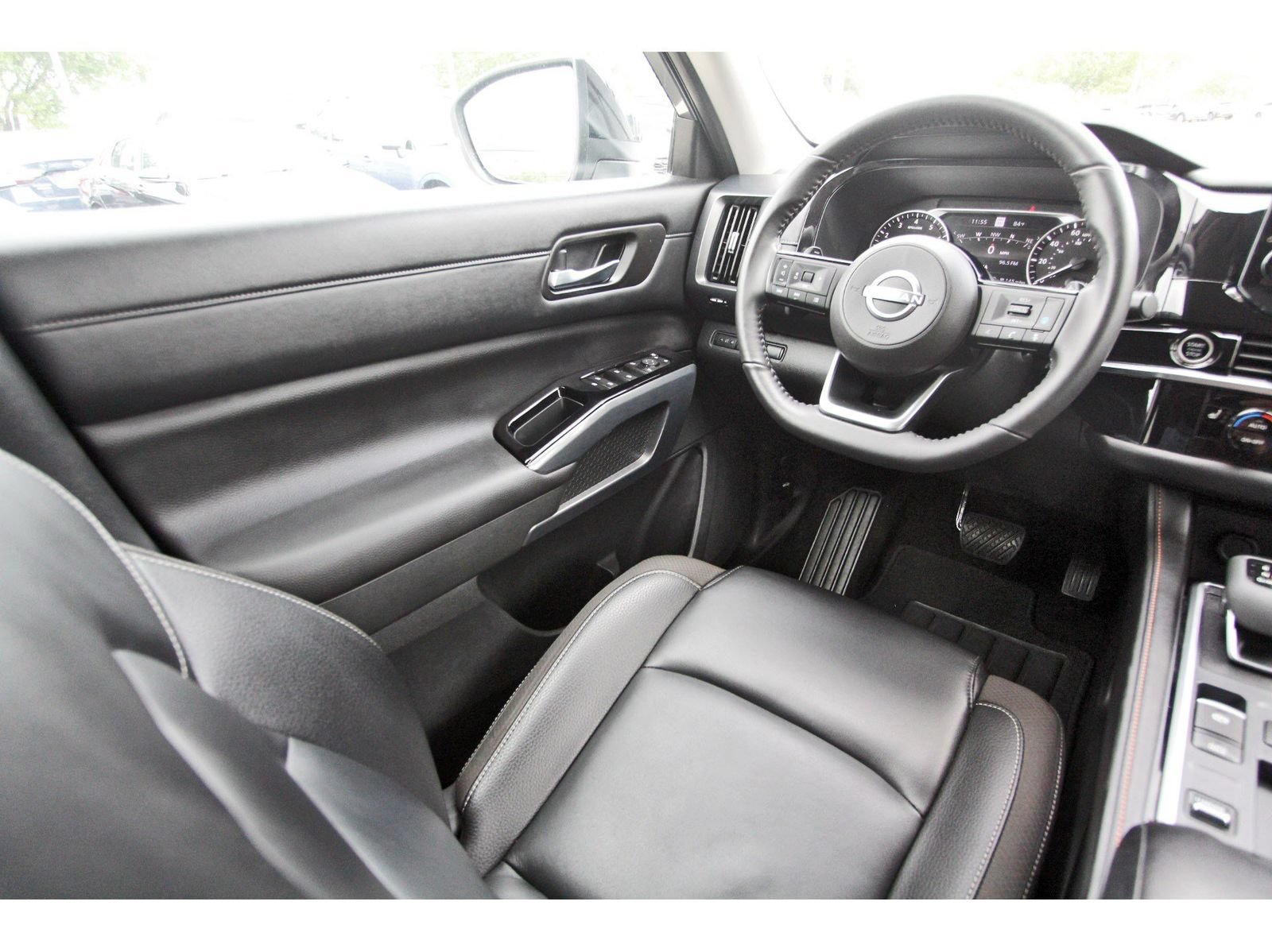 Used 2024 Nissan Pathfinder SL FWD image 8