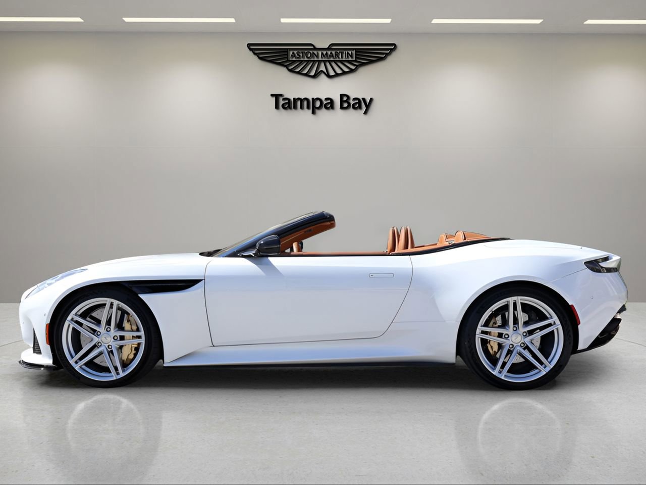 Used 2024 Aston Martin DB12 Convertible image 3