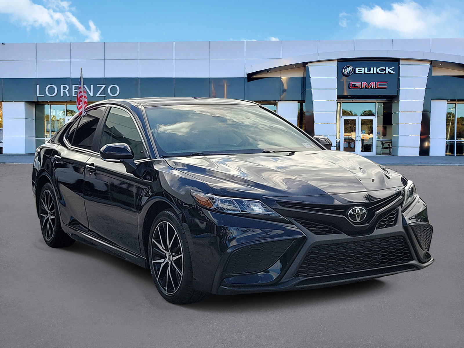 Used 2024 Toyota Camry SE image 3