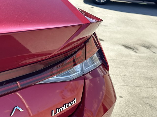 Used 2021 Hyundai Elantra Limited image 22