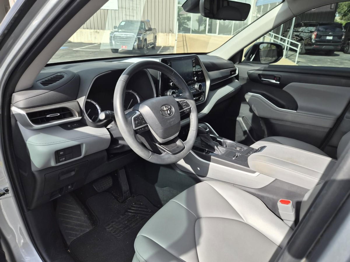 Used 2022 Toyota Highlander XLE FWD image 3