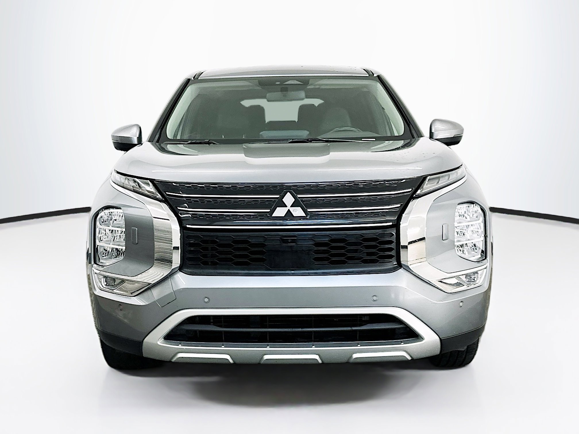 Used 2024 Mitsubishi Outlander SE image 2