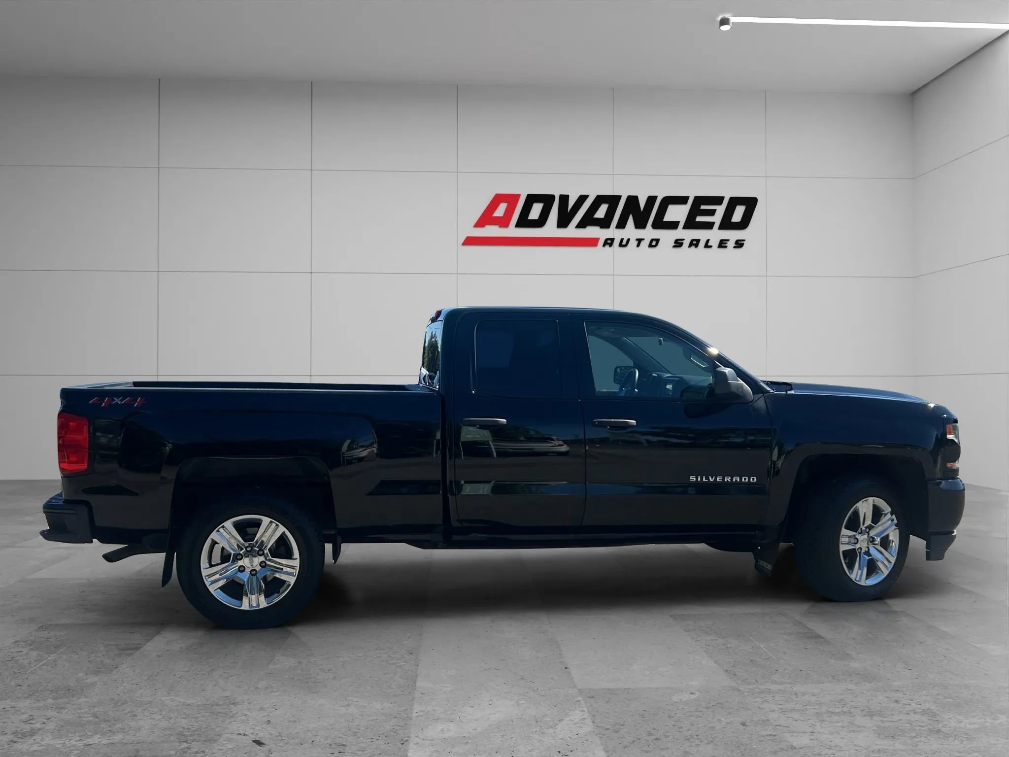 Used 2018 Chevrolet Silverado 1500 Custom w/ Trailering Package AWD/4WD image 8