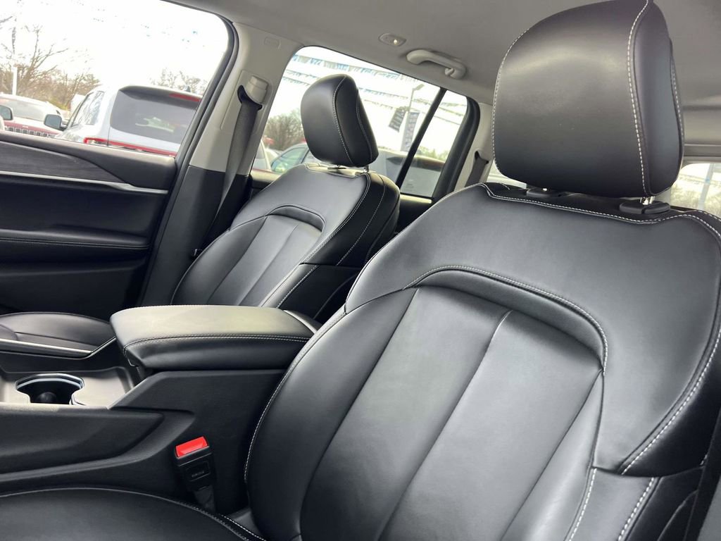 Certified 2024 Jeep Grand Cherokee Limited w/ Black Appearance Package image 11