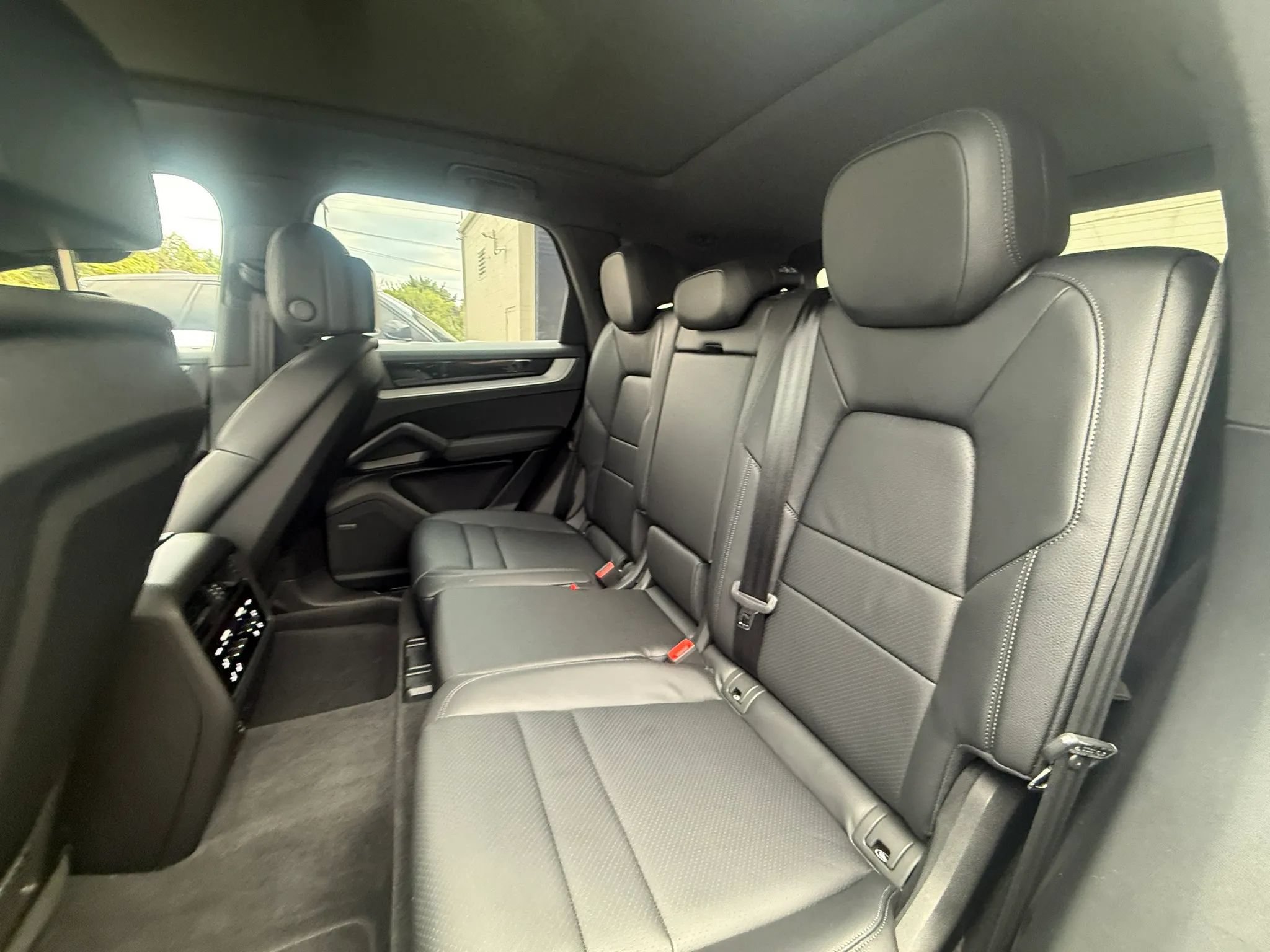 Used 2024 Porsche Cayenne S AWD/4WD image 25