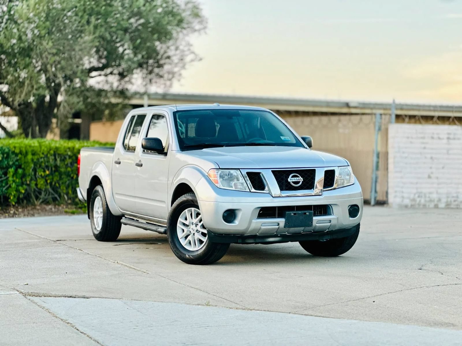 Used 2018 Nissan Frontier SV RWD image 2