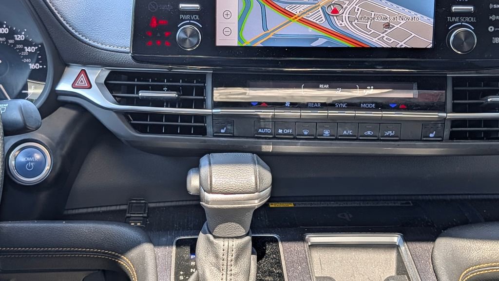 Used 2023 Toyota Sienna XLE Woodland Edition image 27