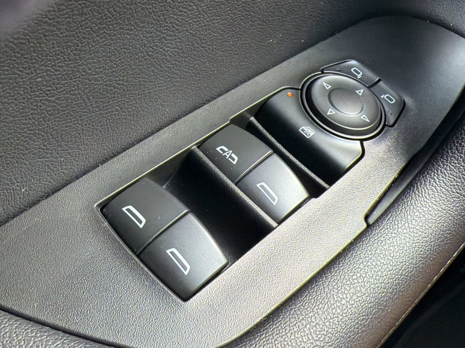 Used 2025 Chevrolet Blazer LT FWD image 29