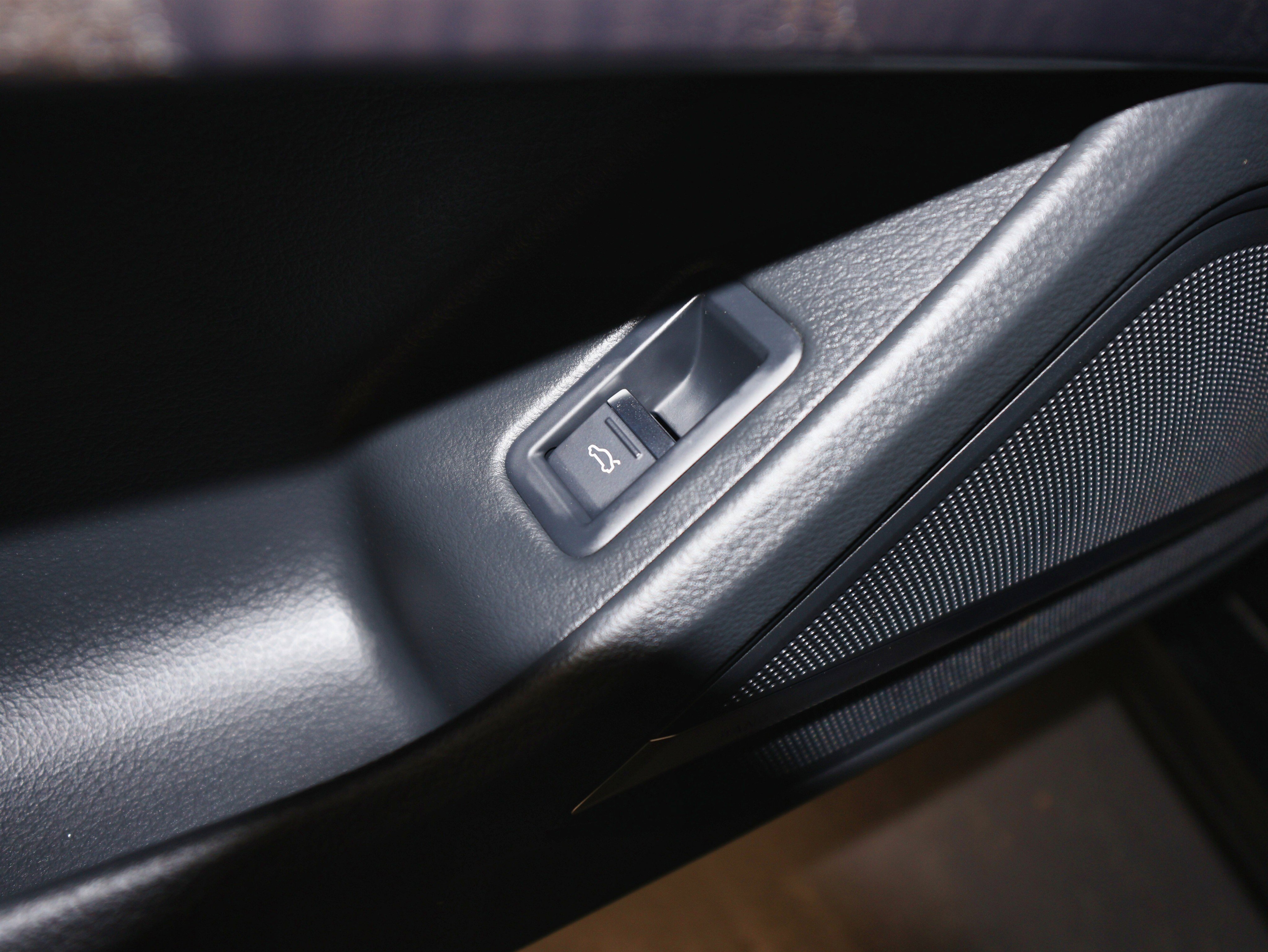 Used 2020 Audi A8 L 4.0T w/ Executive Package image 33