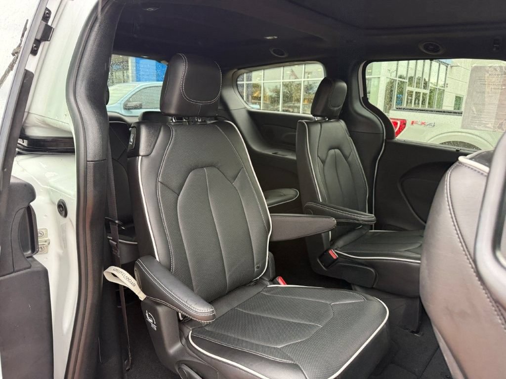 Used 2026 Chrysler Pacifica Limited FWD image 21