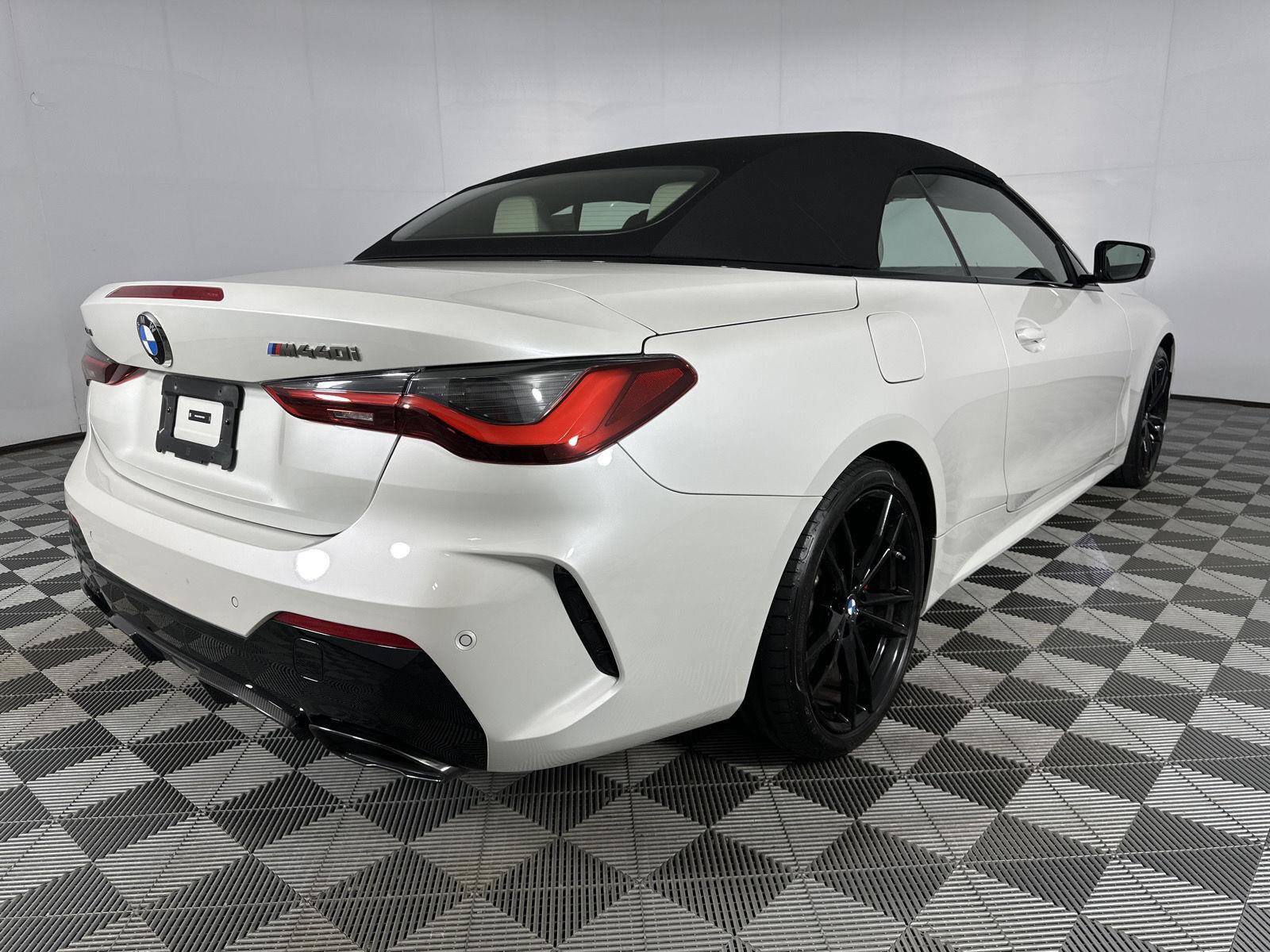 Used 2024 BMW 440i xDrive Convertible w/ M Carbon Exterior Package AWD/4WD image 27