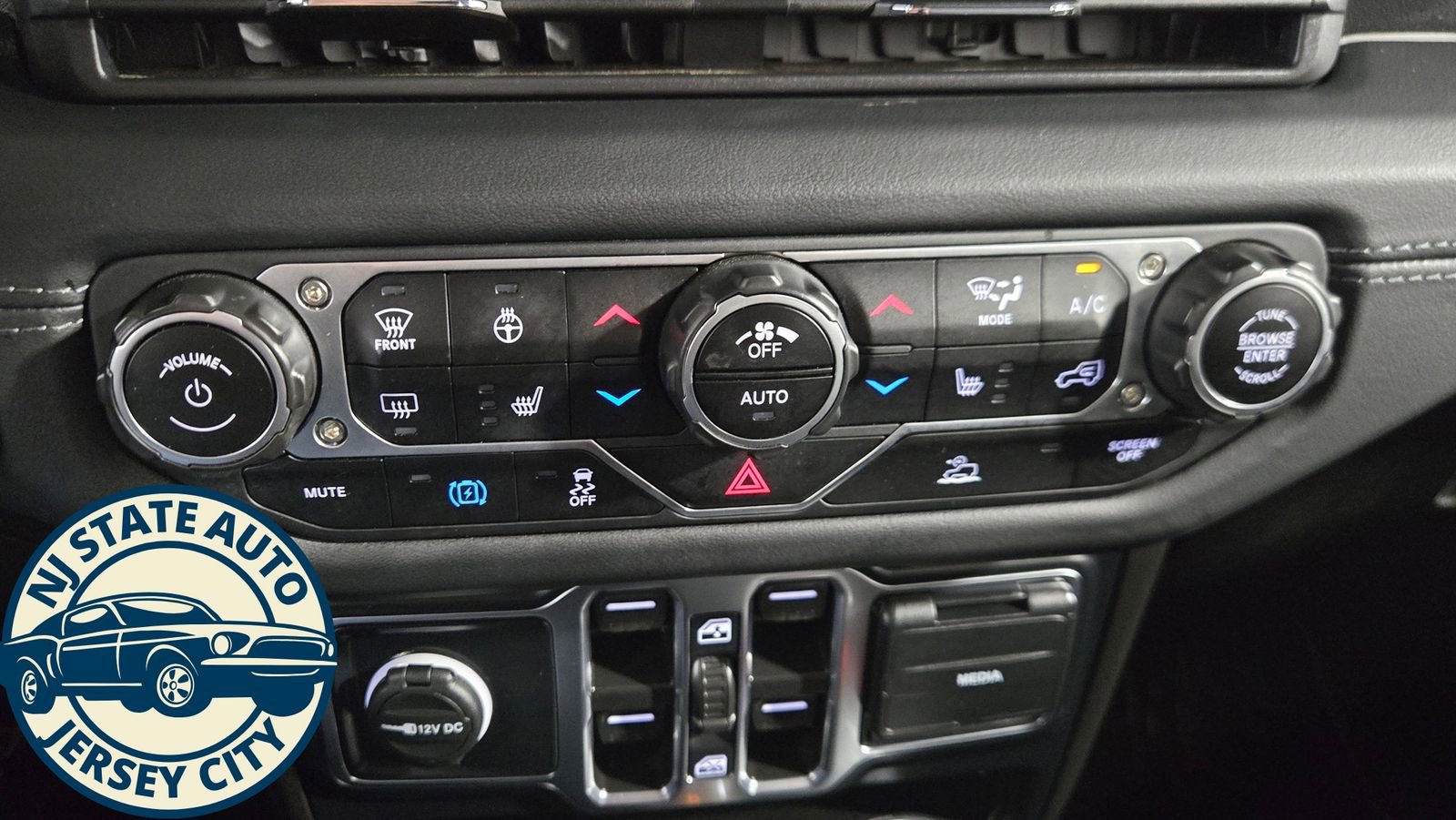 Used 2024 Jeep Wrangler Unlimited Sahara w/ Technology Group image 16