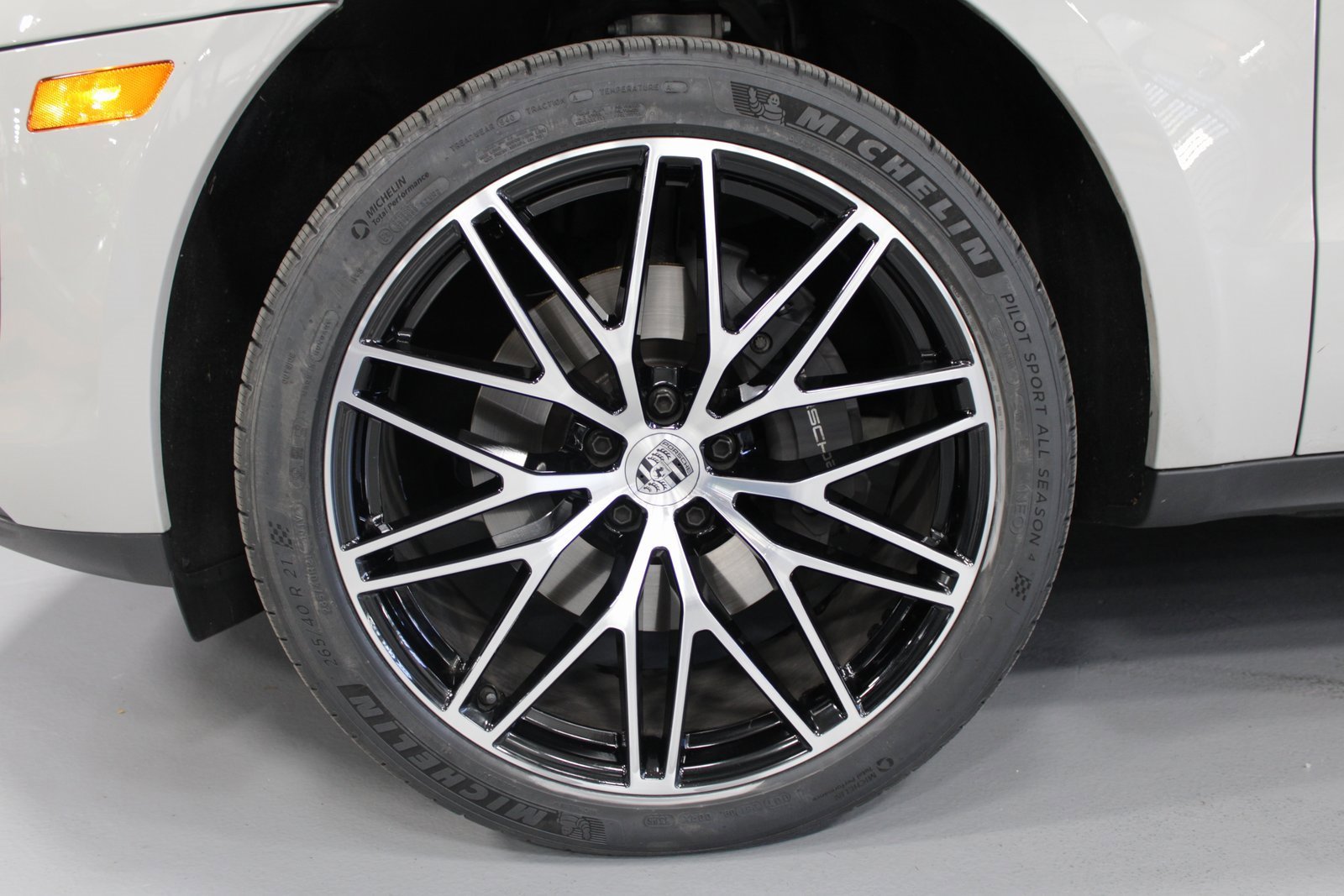 Used 2025 Porsche Macan image 10