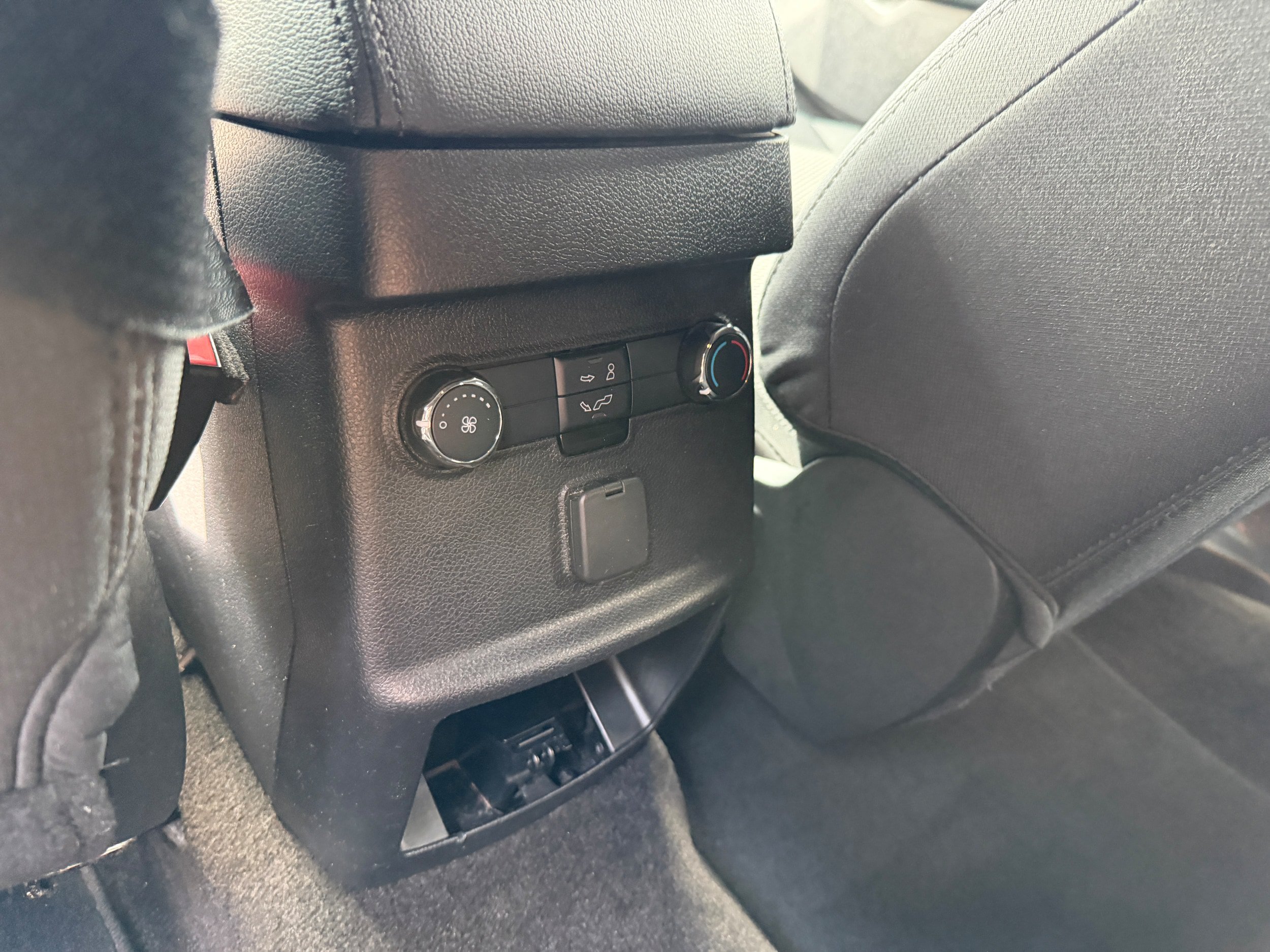 Used 2018 Ford Explorer XLT AWD/4WD image 24