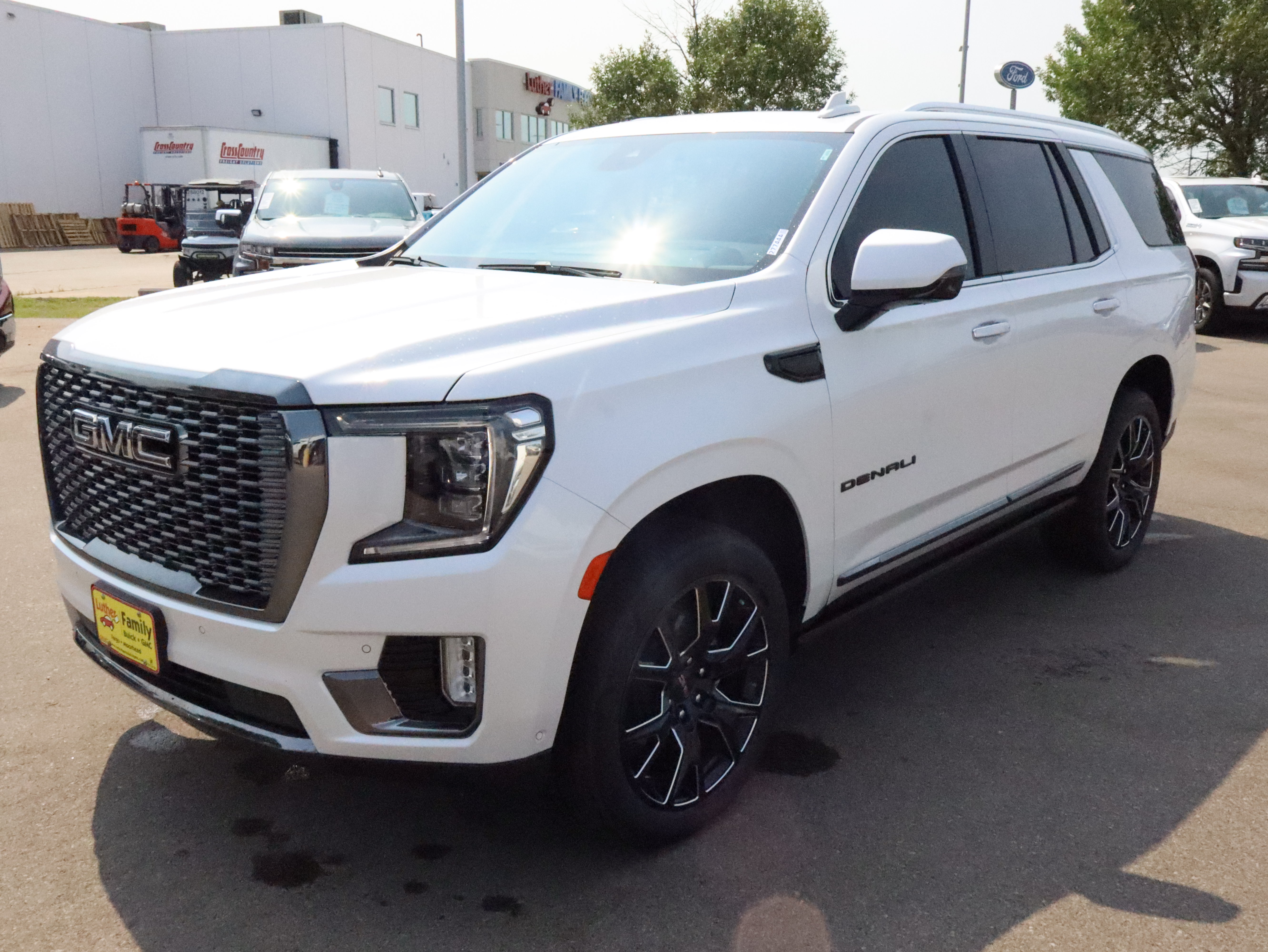 Used 2024 GMC Yukon Denali Ultimate AWD/4WD image 3
