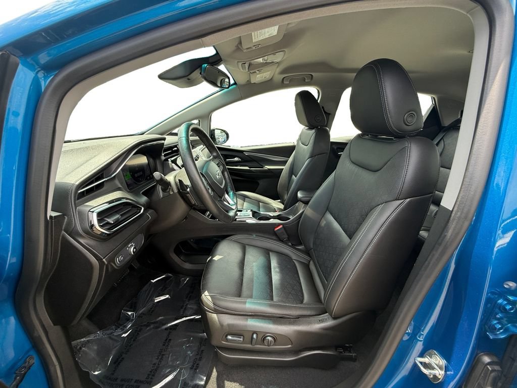 Used 2023 Chevrolet Bolt LT w/ Infotainment Package FWD image 9