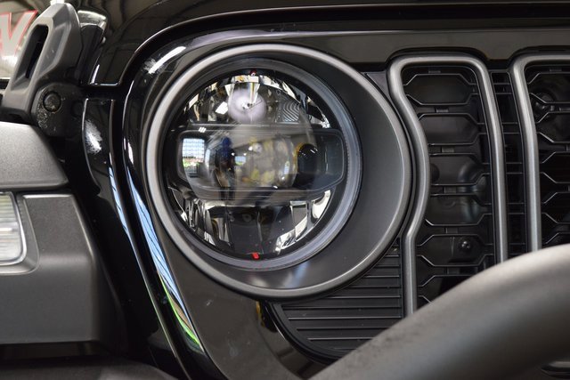 Used 2025 Jeep Wrangler Unlimited Rubicon w/ Technology Group image 10