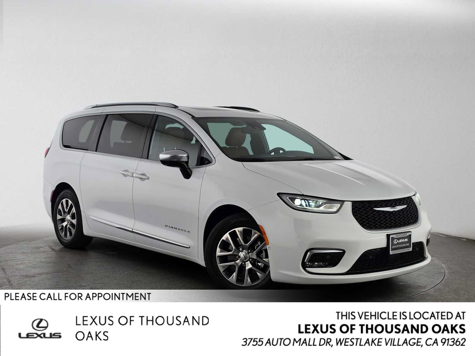 Used 2023 Chrysler Pacifica Pinnacle FWD image 1