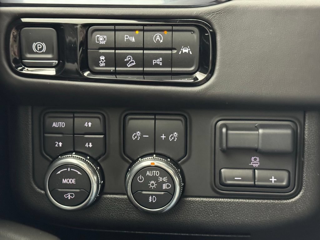 Used 2025 GMC Yukon XL AT4 Ultimate w/ LPO, Illumination Package AWD/4WD image 23