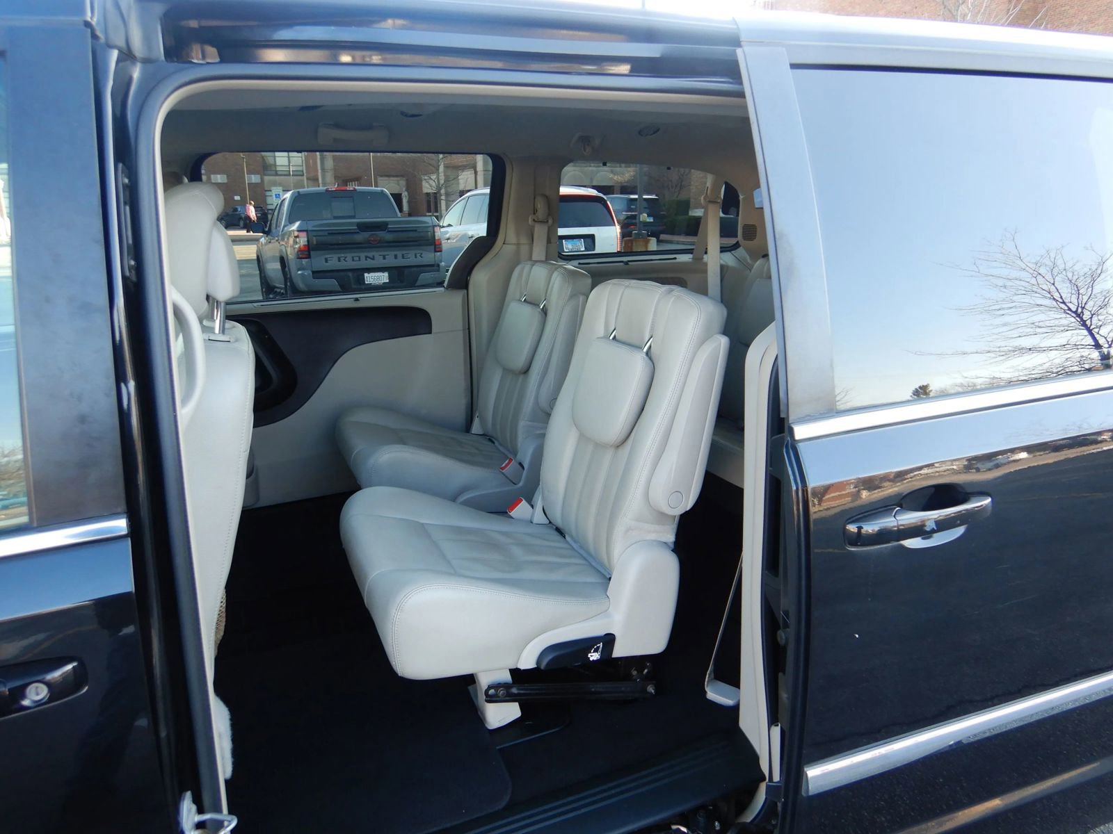 Used 2013 Chrysler Town & Country Touring image 16