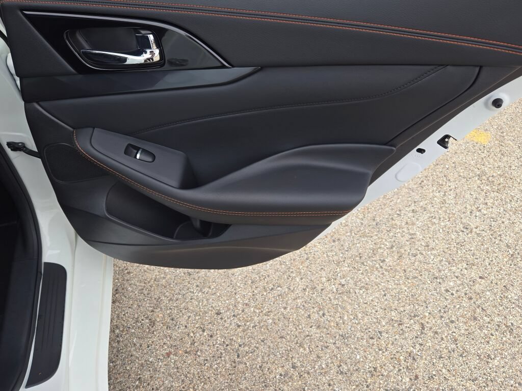 Used 2023 Nissan Maxima SR w/ Sport Mat Group FWD image 9