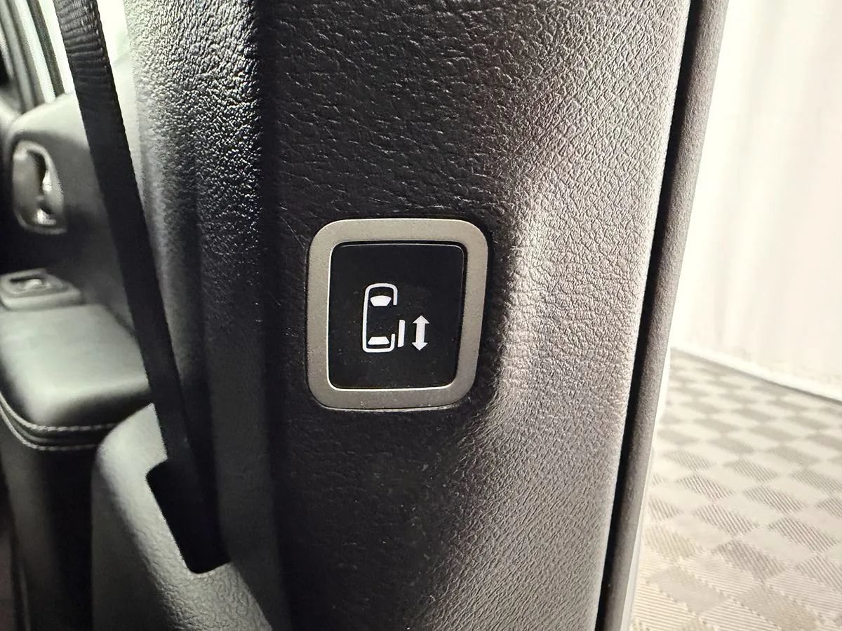 Used 2021 Chrysler Pacifica Limited w/ Uconnect Theater Family Group FWD image 31