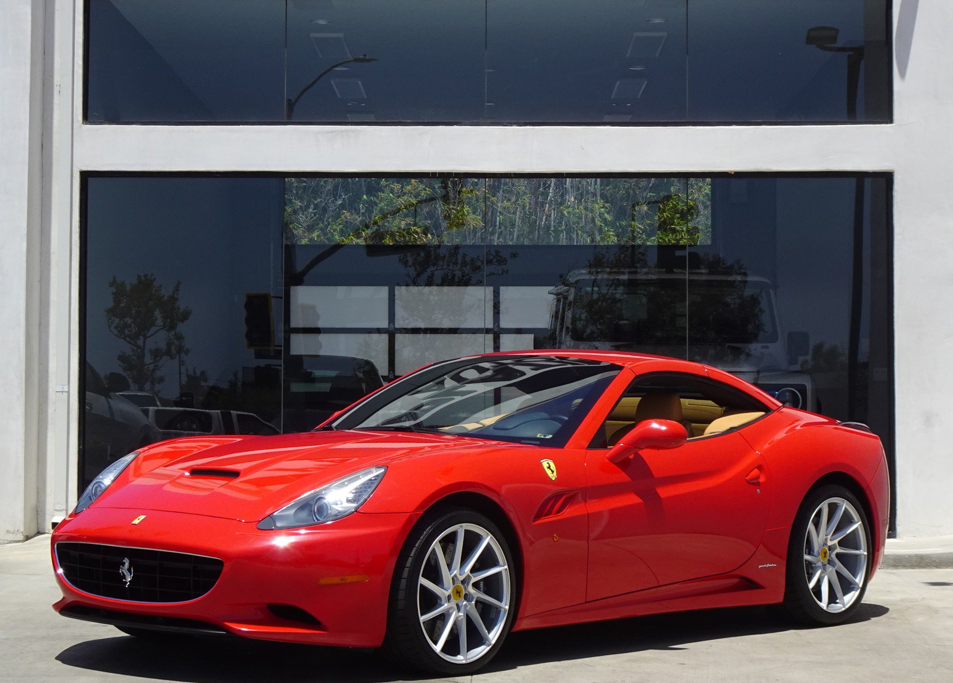 Used 2010 Ferrari California RWD image 3