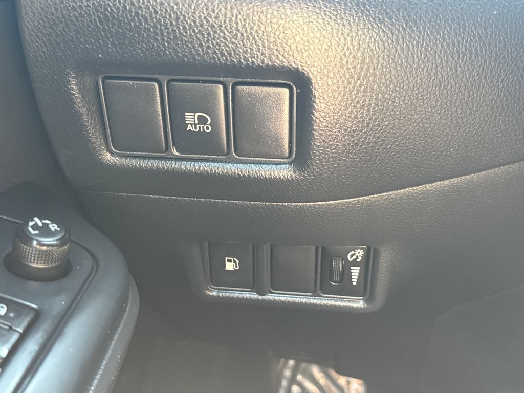Used 2019 Toyota C-HR LE FWD image 31