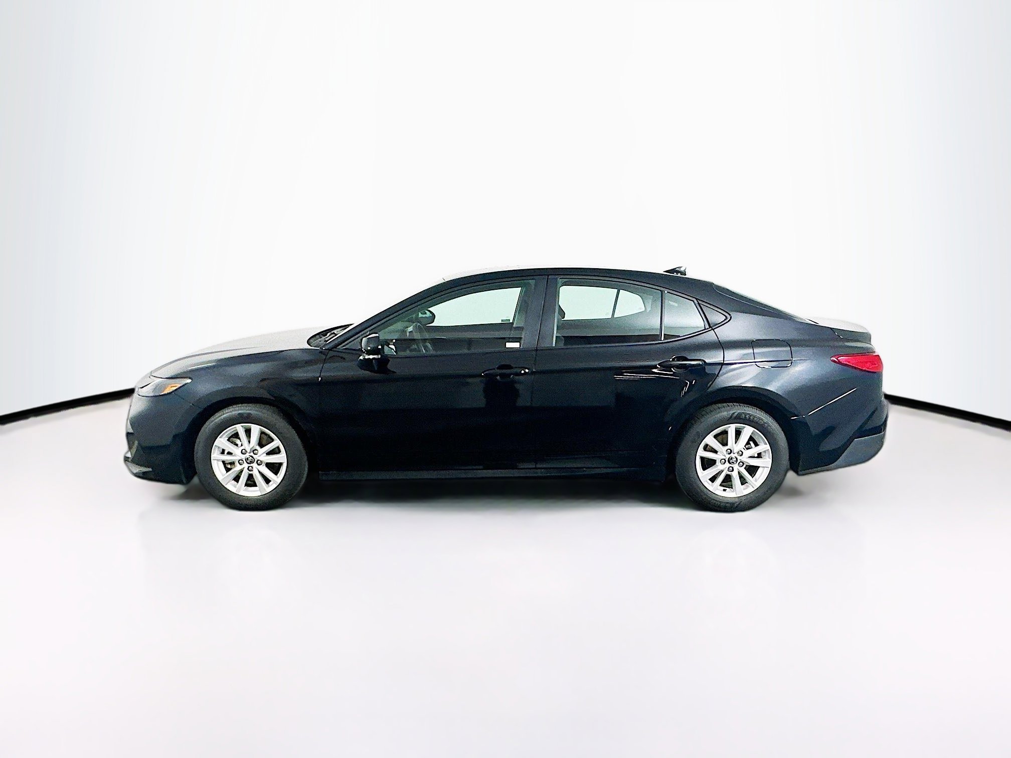 Used 2025 Toyota Camry LE image 4
