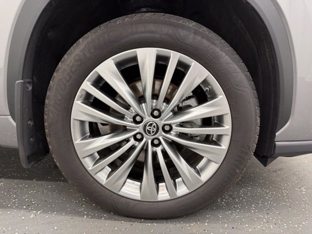 Certified 2025 Toyota Highlander Platinum AWD/4WD image 23