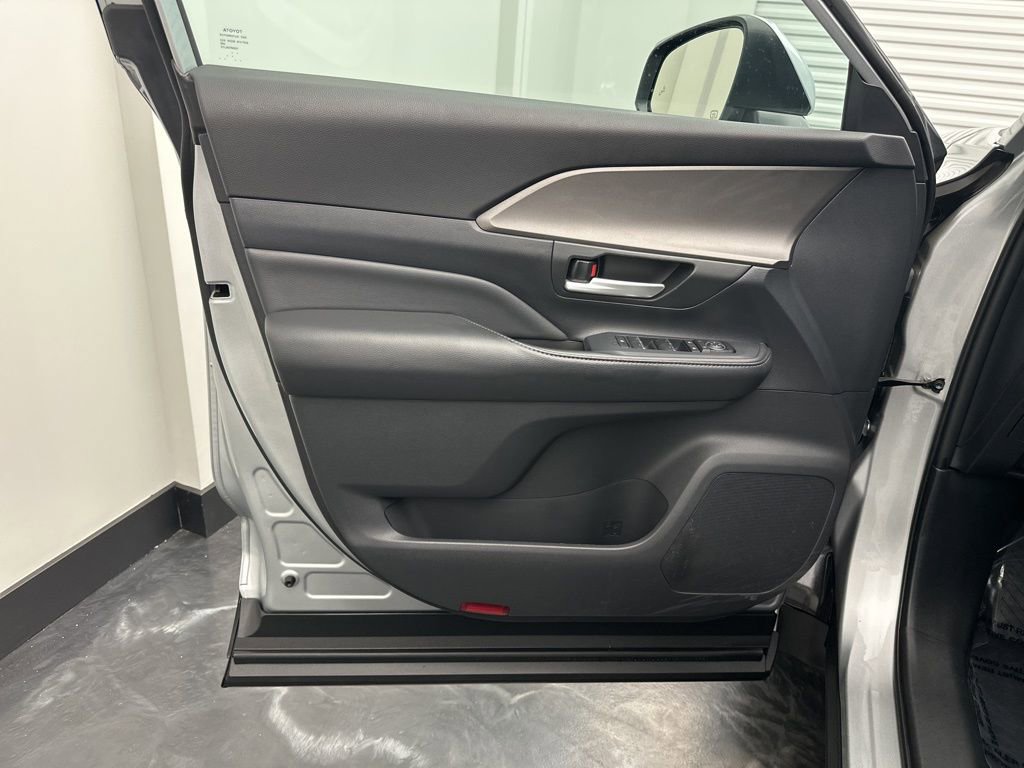 Used 2024 Toyota Grand Highlander XLE image 17