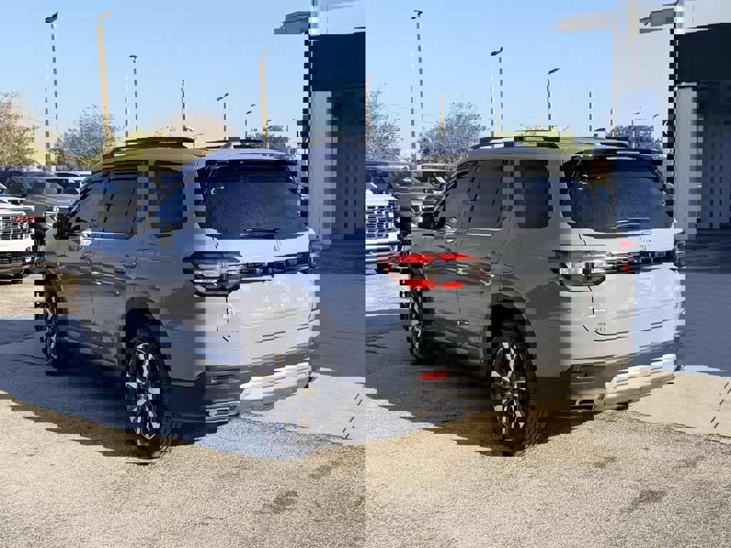 Used 2025 Honda Pilot Touring image 7