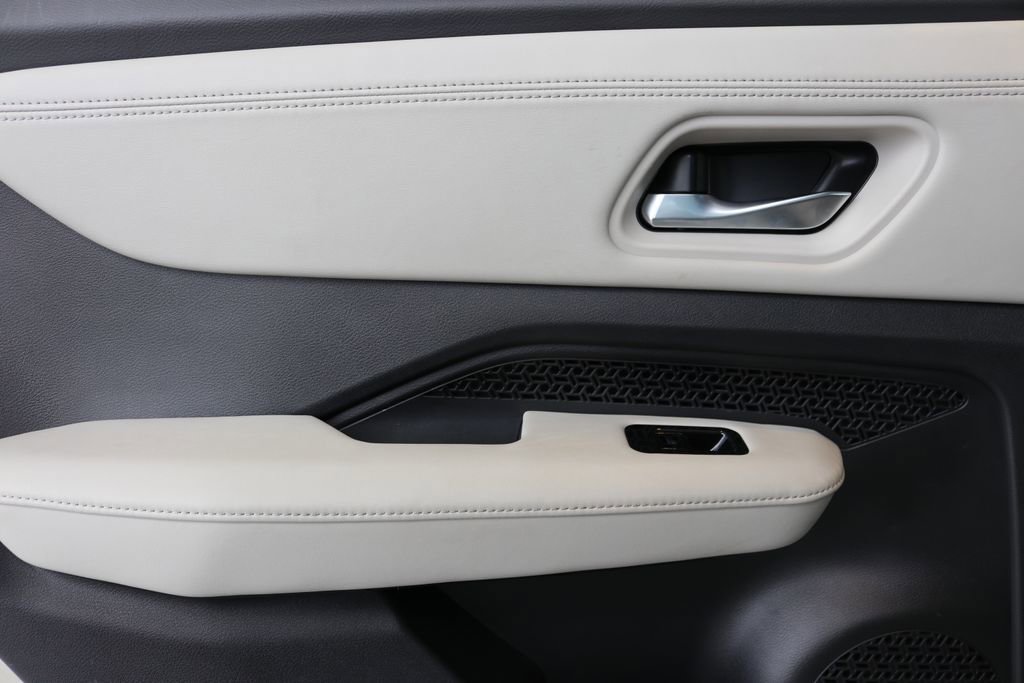 Used 2023 Nissan Ariya AWD image 23