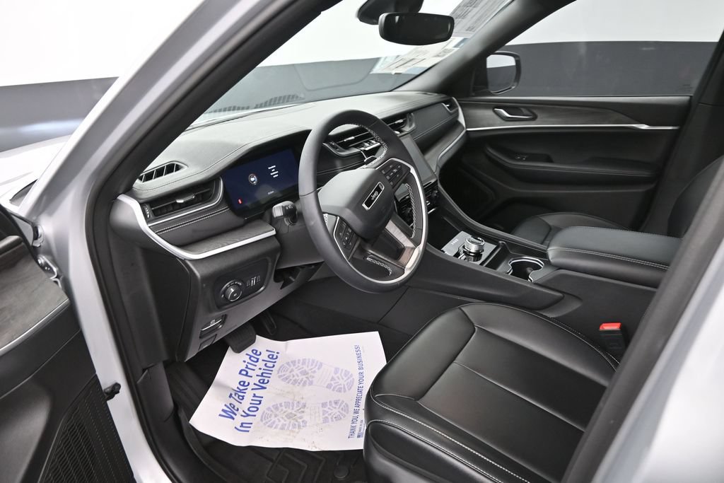 Used 2024 Jeep Grand Cherokee Limited AWD/4WD image 10