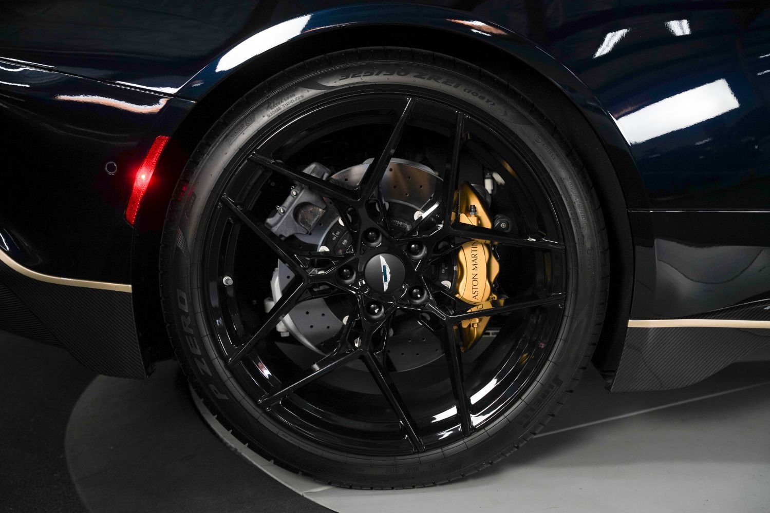 Used 2025 Aston Martin Vanquish RWD image 29
