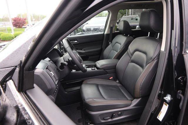 Used 2025 Nissan Pathfinder SL w/ SL Premium Package AWD/4WD image 10