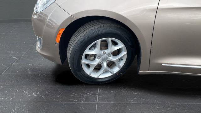 Used 2017 Chrysler Pacifica Touring-L Plus w/ Advanced Safetytec Group FWD image 40