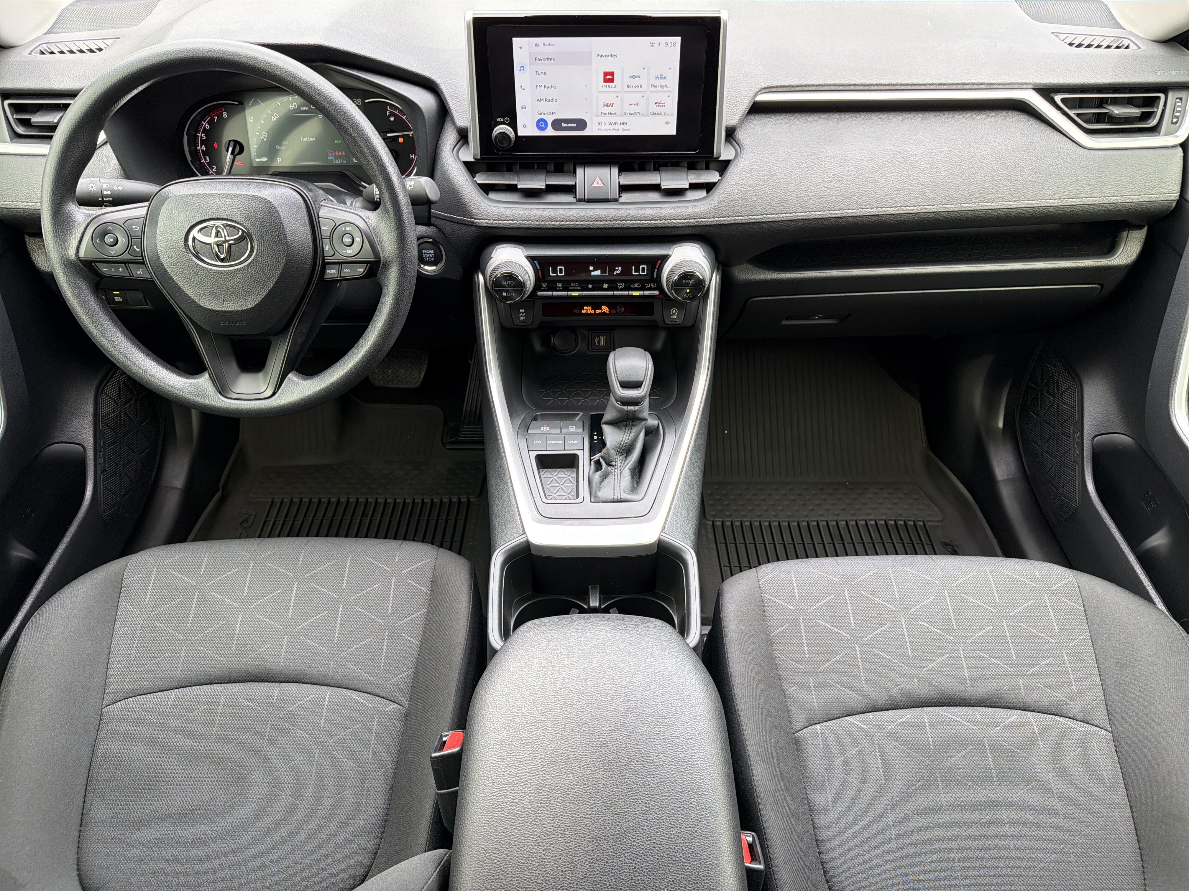 Used 2025 Toyota RAV4 XLE FWD video 3