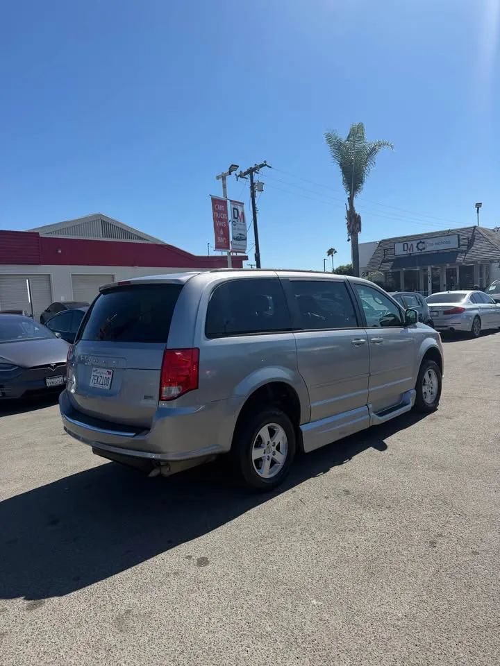 Used 2013 Dodge Grand Caravan SXT FWD image 3