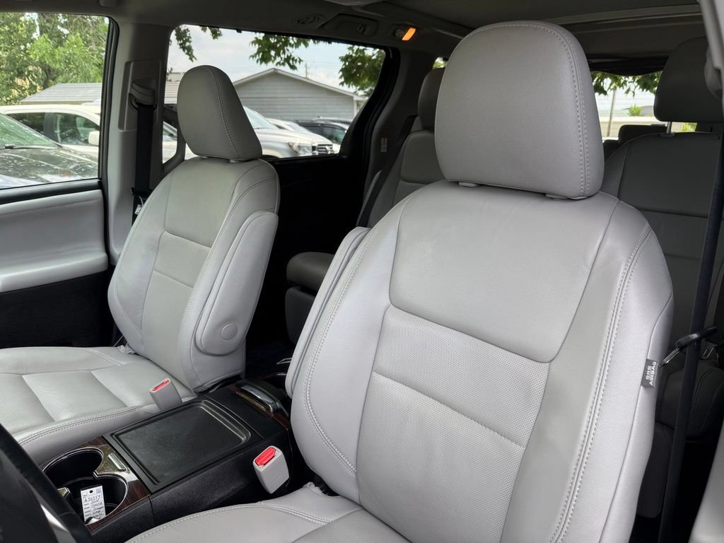 Used 2018 Toyota Sienna Limited Premium FWD image 11