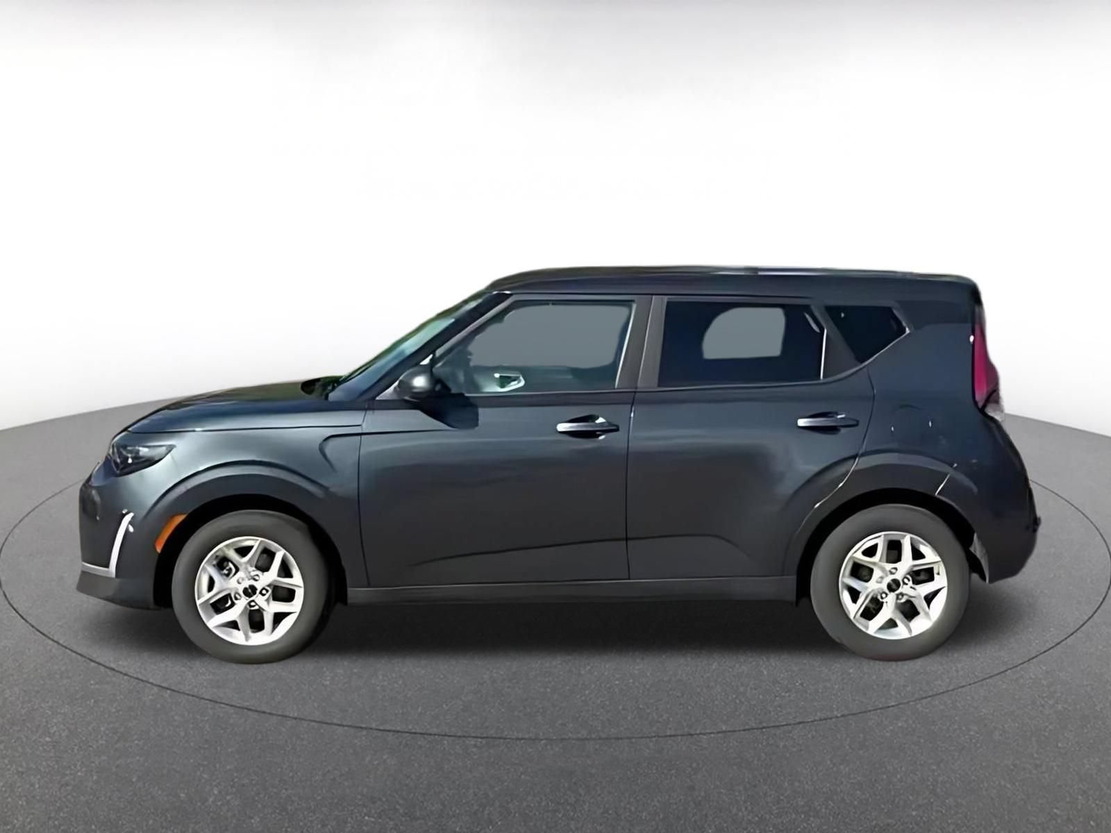 Used 2025 Kia Soul LX w/ LX Technology Package FWD image 8