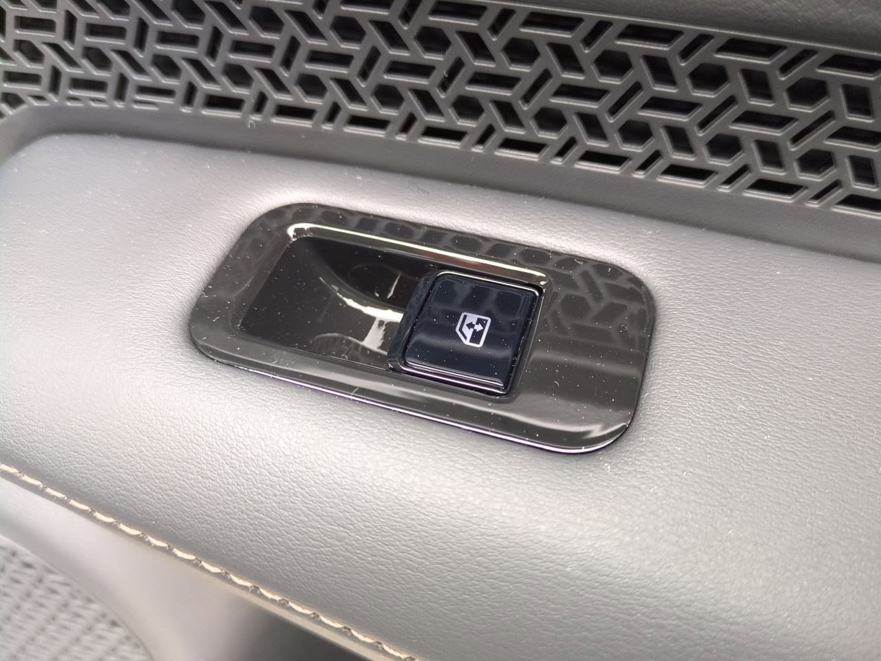 New 2024 Nissan Ariya AWD image 34