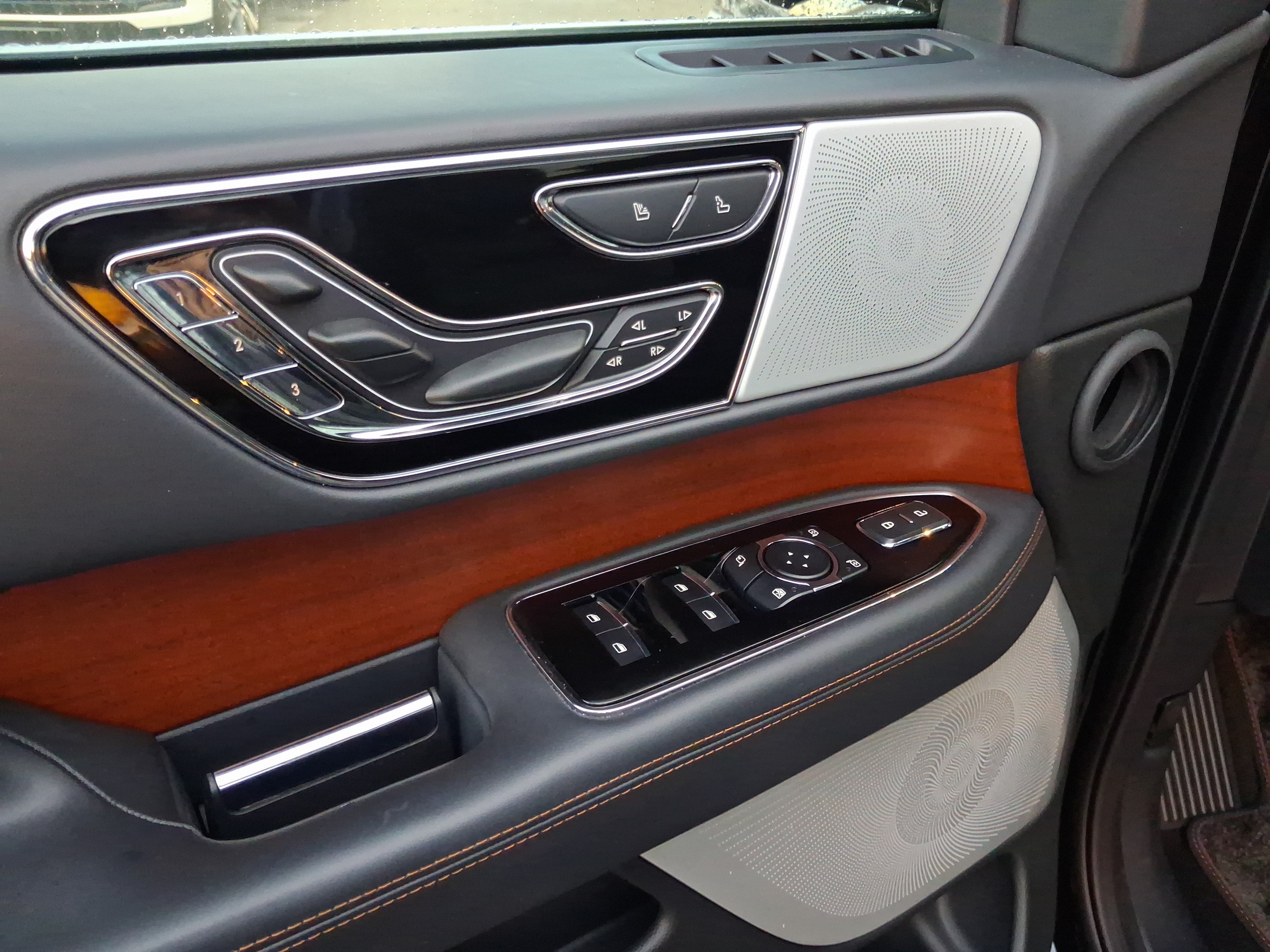 Used 2024 Lincoln Navigator L Black Label AWD/4WD image 15