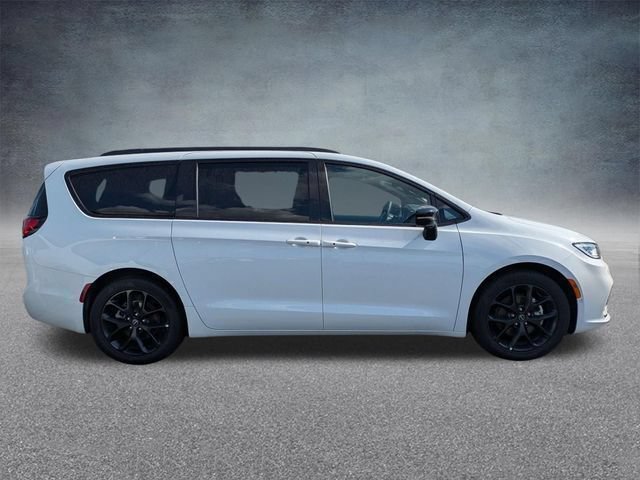 New 2026 Chrysler Pacifica Select w/ S Appearance Package FWD image 2