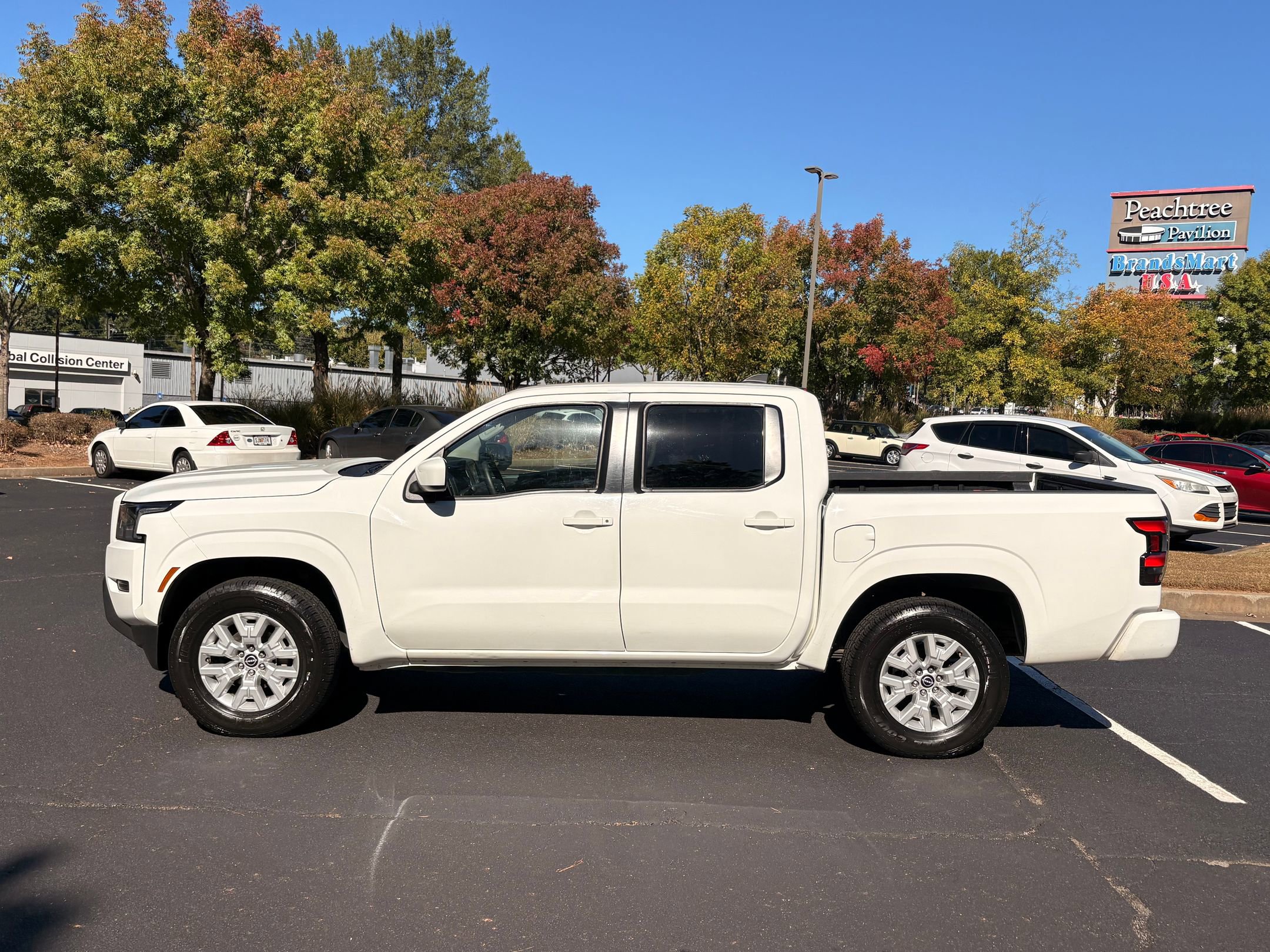 Used 2023 Nissan Frontier SV image 2