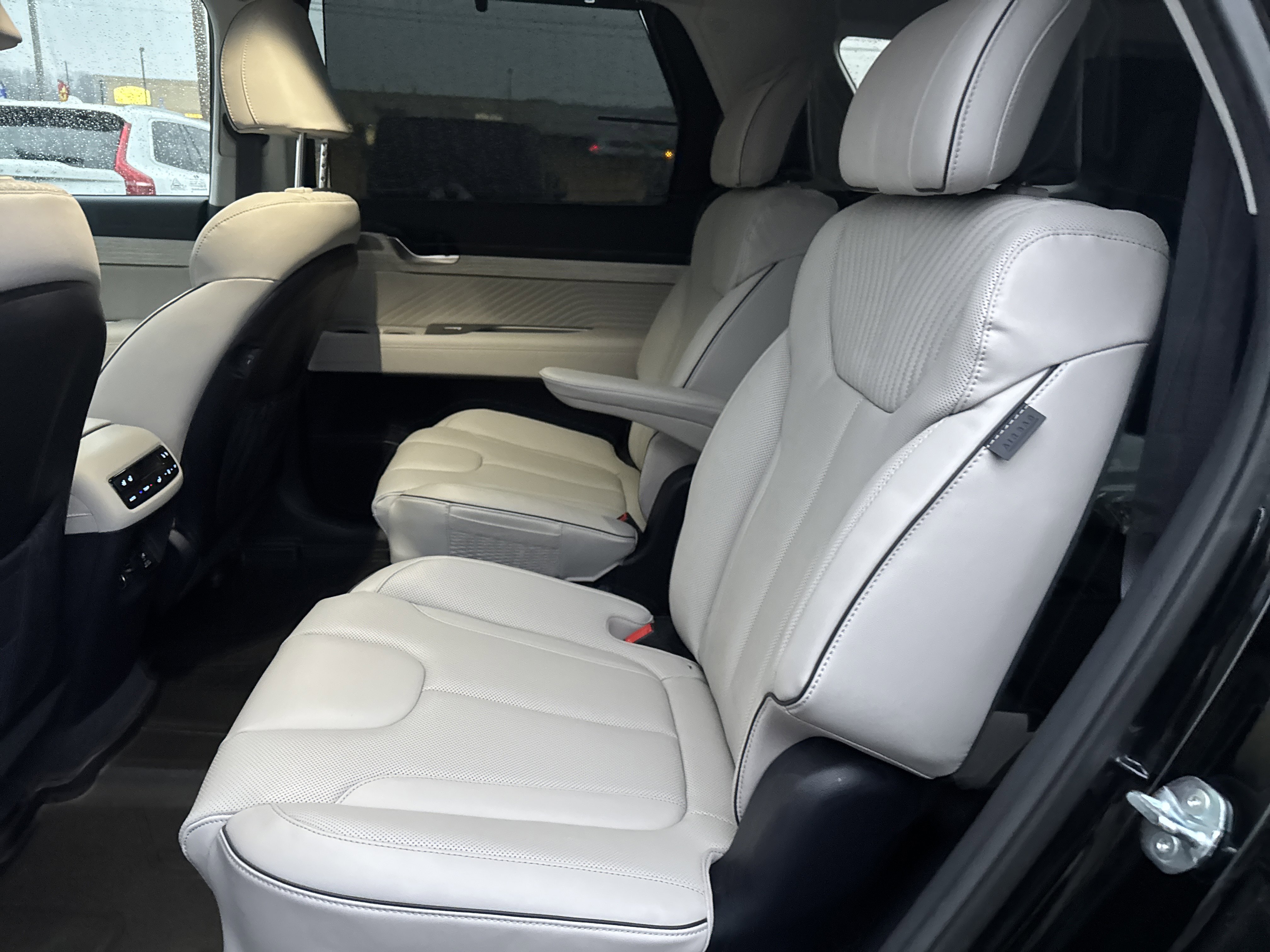 Used 2025 Hyundai Palisade Calligraphy image 13