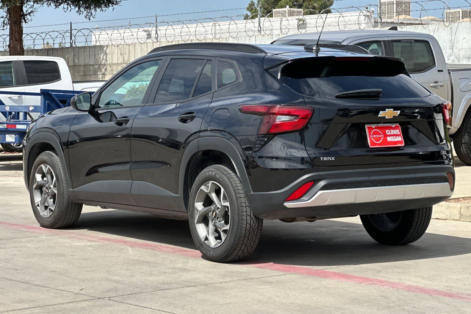 Used 2025 Chevrolet Trax LT FWD image 7