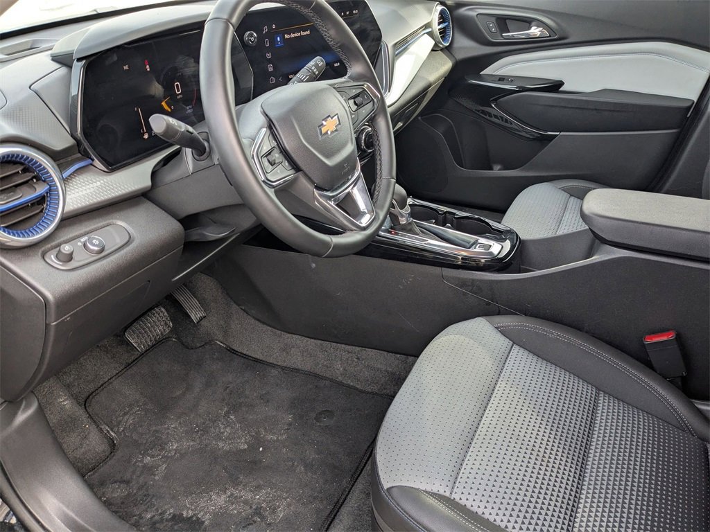 Used 2025 Chevrolet Trax LT w/ LT Convenience Package image 16